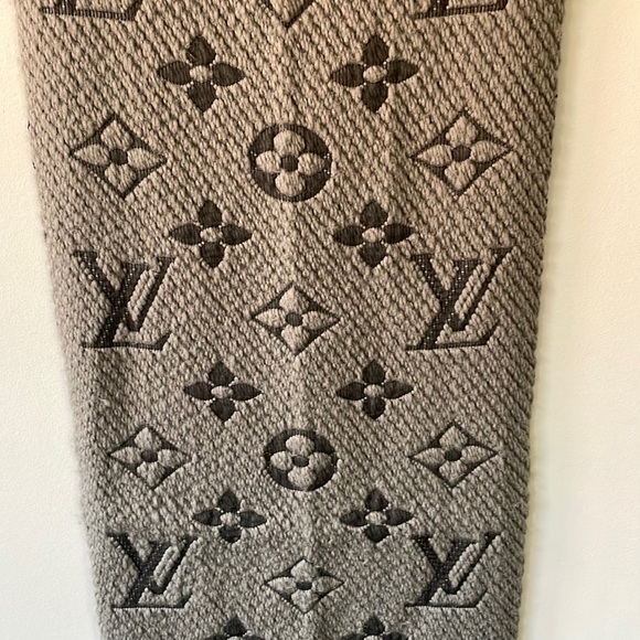 ๐๏ธ๐๏ธHOST PICK๐๏ธ๐๏ธStunning Louis Vuitton wool and silk scarf - Picture 2 of 5